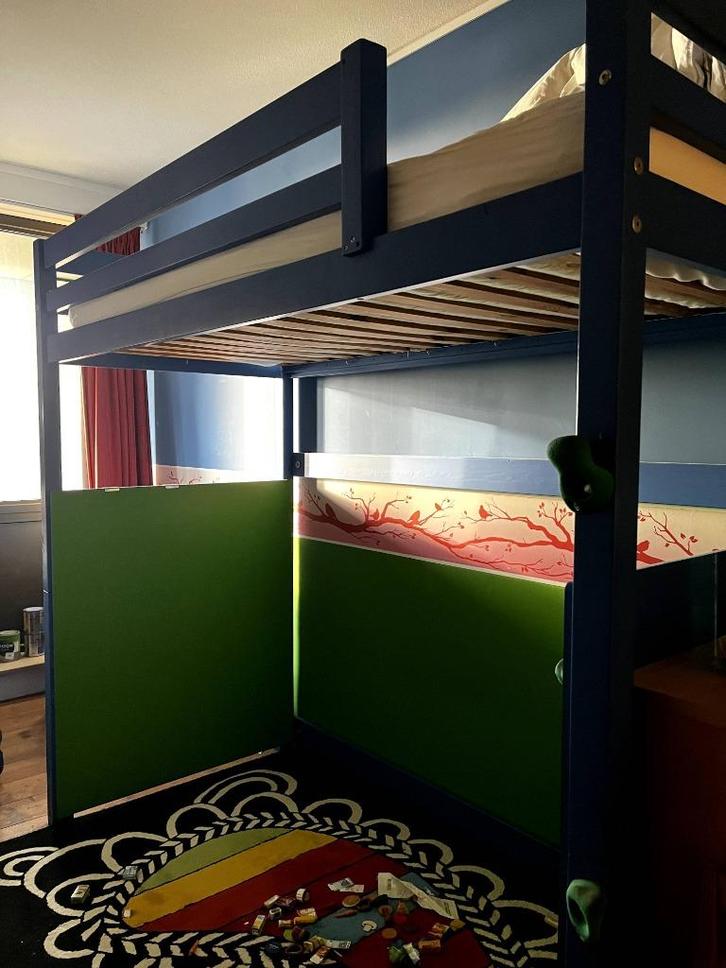 Mooie hoge hoogslaper - blauw/groen - zeer stabiel, Kinderen en Baby's, Kinderkamer | Stapelbedden en Hoogslapers, Zo goed als nieuw