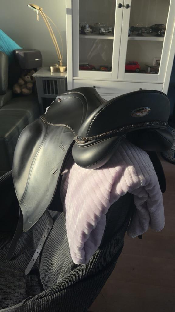 Tekna dressuur zadel 17,5 inch, Dieren en Toebehoren, Paarden en Pony's | Zadels, Zo goed als nieuw, Dressuur, Ophalen of Verzenden