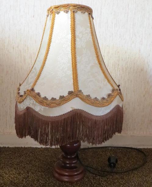 Schemerlampje / tafellamp met bruine franje en houten voet, Huis en Inrichting, Lampen | Tafellampen, Gebruikt, Minder dan 50 cm
