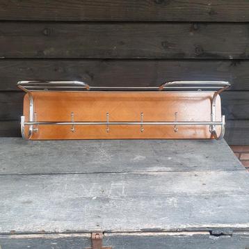 Vintage chromen kapstok met houten achterkant.  beschikbaar voor biedingen