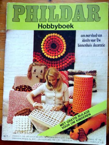 2 hobbyboeken van Phildar    breien / haken  beschikbaar voor biedingen