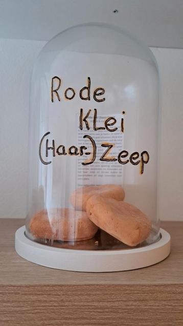 Vegan, Ambachtelijk, hand gemaakte rode klei (haar) zeep. 