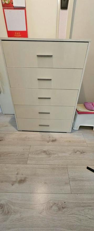 Witte houten ladekast
