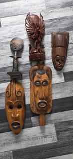 Houten Afrikaanse maskers, Ophalen