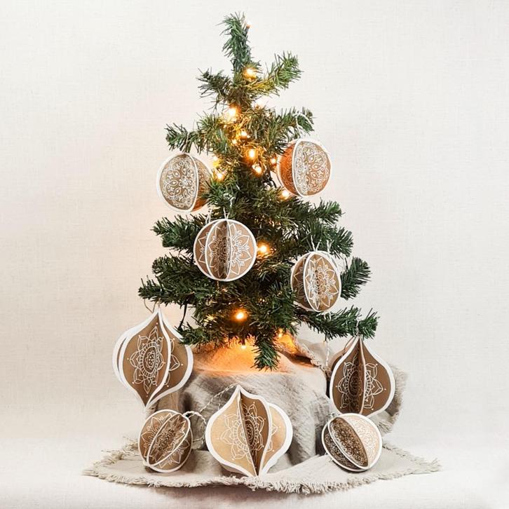 Drie papieren kerstballen met linoleumsnede print, goud, Diversen, Kerst, Nieuw, Ophalen of Verzenden