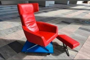 Leolux design Elixer Relax fauteuil + hocker rood leer beschikbaar voor biedingen