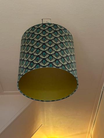 Twee velours lampenkappen pauw dessin beschikbaar voor biedingen