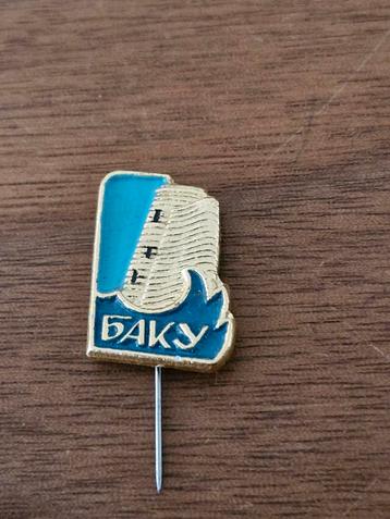R 168 Vintage Baku Speldje beschikbaar voor biedingen