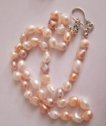      Zeer mooi èchte parel collier in pasteltinten. beschikbaar voor biedingen