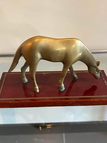 Vintage Midcentury Messing Paarden beeldje op houten voet beschikbaar voor biedingen