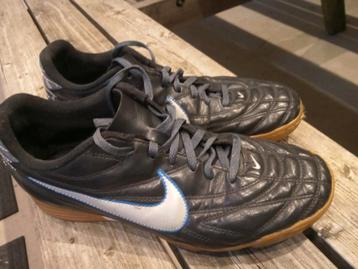Nike binnen sportschoen 43 beschikbaar voor biedingen