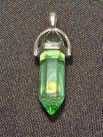 Dubbeleinder hanger licht groen, Sieraden, Tassen en Uiterlijk, Kettinghangers, Ophalen of Verzenden, Nieuw, Groen, Glas of Kristal