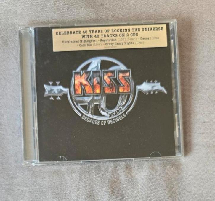 Kiss - 40  years CD Decades Of Decibel, Cd's en Dvd's, Cd's | Rock, Zo goed als nieuw, Overige genres, Ophalen of Verzenden