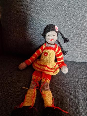 Handgemaakte Gebreide Pop beschikbaar voor biedingen