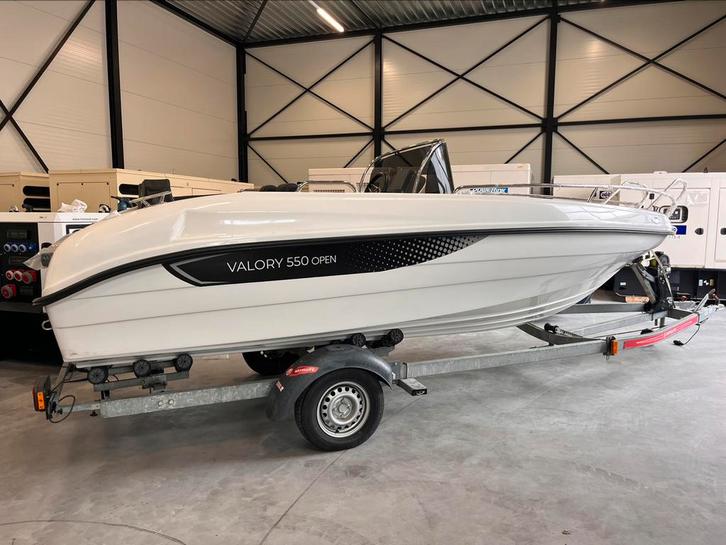 Consoleboot: Valory V550 Open - nieuw!, Watersport en Boten, Vis- en Consoleboten, Nieuw, 70 pk of meer, 3 tot 6 meter, Benzine