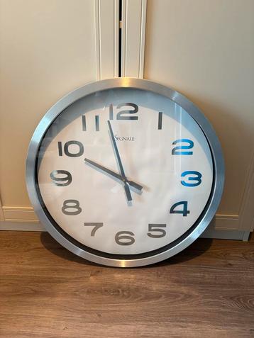Wandklok Wit/Zilver - 60cm Diameter beschikbaar voor biedingen