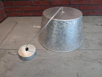 Metalen hanglamp met patroon beschikbaar voor biedingen