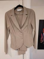 Zgan mooie taupe kleurige Helena Hart travelstof pak maat S, Maat 38/40 (M), Kostuum of Pak, Bruin, Zo goed als nieuw