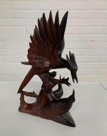 Beeld oud Indonesisch Balinese houtsnijwerk beeld. beschikbaar voor biedingen