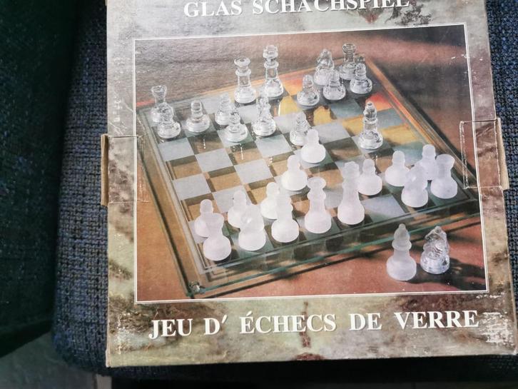 Schaakspel en Mens erger je niet:  van glas, Hobby en Vrije tijd, Gezelschapsspellen | Bordspellen, Nieuw, Drie of vier spelers