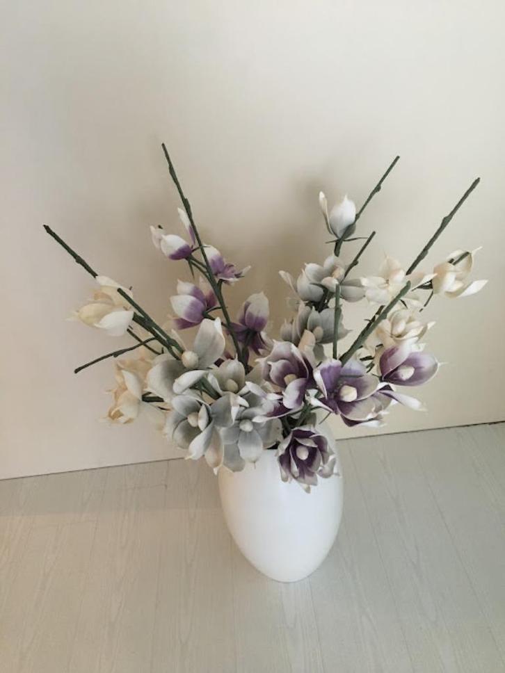 Grote Vloer Vaas met gratis Bloemen, Huis en Inrichting, Woonaccessoires | Vazen, Zo goed als nieuw, Wit, 75 cm of meer, Aardewerk of Porselein