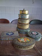 oma's 8 nostalgische oude koektrommels met kraaltjes motief, Ophalen of Verzenden
