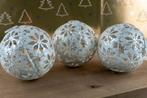 3 kerstballen wit met glitters, sneeuwvlokken, Ophalen of Verzenden, Zo goed als nieuw, Nvt, Nvt