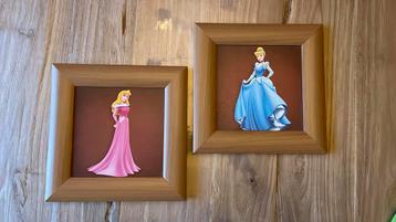 Houten lijstjes van Doornroosje en Assepoester  beschikbaar voor biedingen