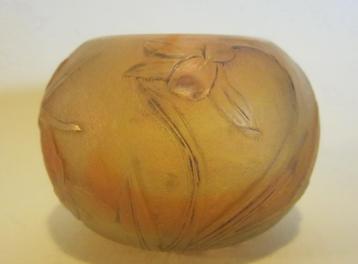 Antiek cameo glazen Daum Nancy vaasje, Narcis ca 1910 beschikbaar voor biedingen