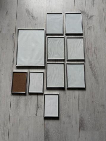 Fotolijstjes met smalle zilverkleurige lijst, fotowand. beschikbaar voor biedingen