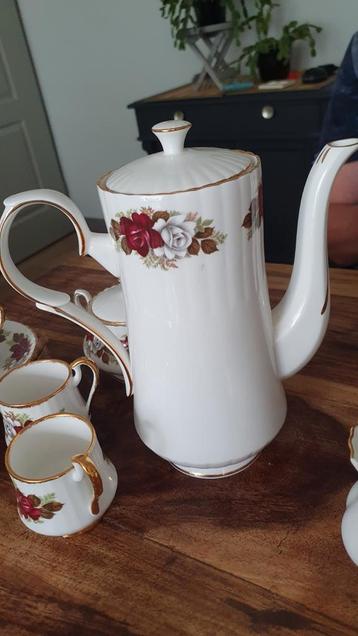Engels vintage servies thee en koffie, kopjes en pannen beschikbaar voor biedingen