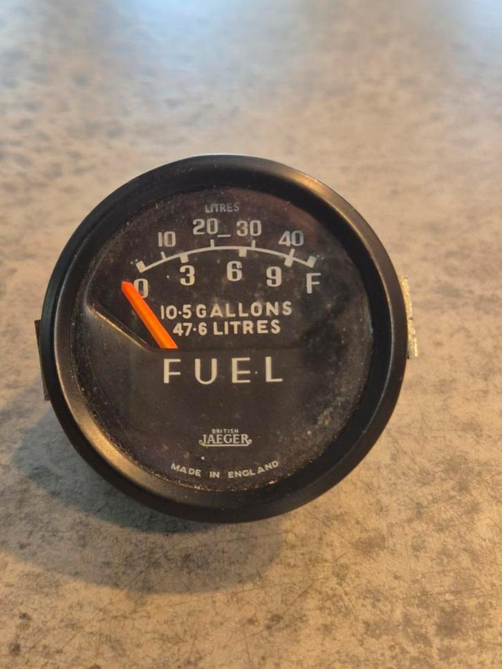 British Jaeger Benzinemeter 2-1/4", Auto-onderdelen, Dashboard en Schakelaars, Oldtimer onderdelen, MG, Rover, Universele onderdelen
