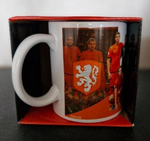 Beker KNVB in doos, Huis en Inrichting, Keuken | Servies, Zo goed als nieuw, Kop(pen) en/of Schotel(s), Overige stijlen, Ophalen of Verzenden