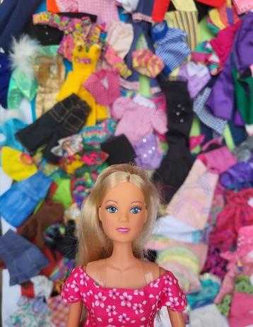 barbie pop met enorme garderobe kleertjes beschikbaar voor biedingen
