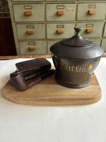 Antieke tabakspot met pijpen en tabaksdoos. beschikbaar voor biedingen