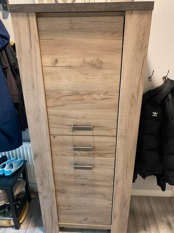 Kast van profijt meubel beschikbaar voor biedingen