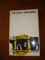 "Toneelingang" Vicki Baum, Boeken, Romans, Ophalen of Verzenden, Zo goed als nieuw