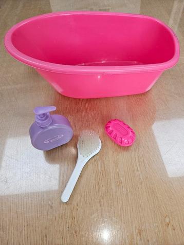 Poppenbadje met accessoires beschikbaar voor biedingen