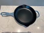Le Creuset Skillet 26cm Chambray Bleu Nieuw, Gietijzer, Nieuw, Ophalen of Verzenden, Keramische plaat
