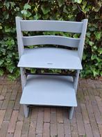 Mooie Grijze (nieuw model) Stokke Tripp trapp kinderstoel, Kinderen en Baby's, Kinderstoelen, Ophalen, Zo goed als nieuw, Meegroeistoel