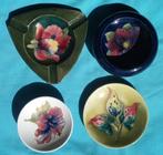 VIER (4) WILLIAM MOORCROFT SCHAALTJES HIBUSCUS CLEMATIS LILY, Antiek en Kunst, Verzenden