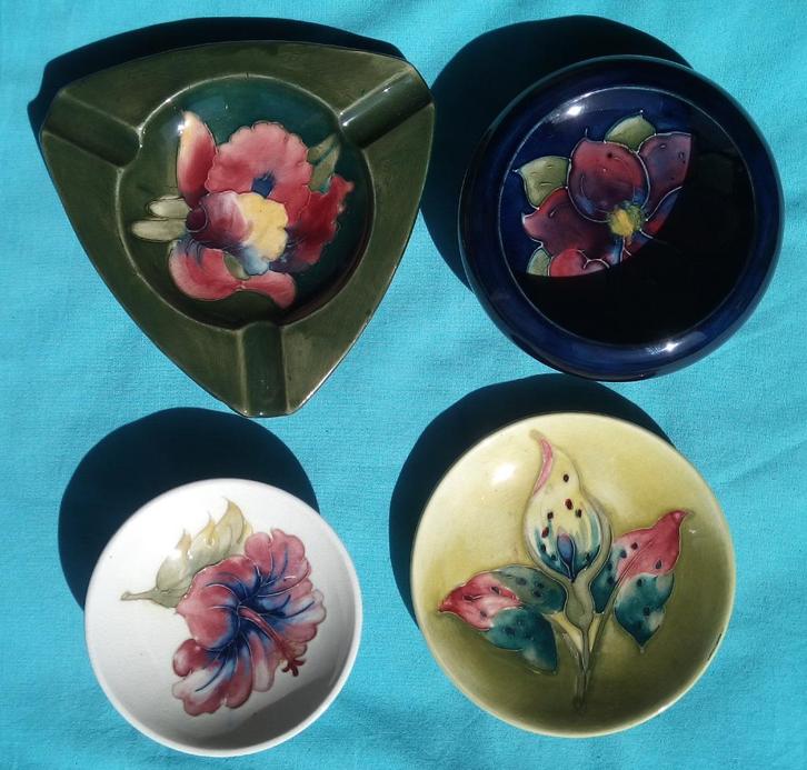 VIER (4) WILLIAM MOORCROFT SCHAALTJES HIBUSCUS CLEMATIS LILY, Antiek en Kunst, Kunst | Designobjecten, Verzenden