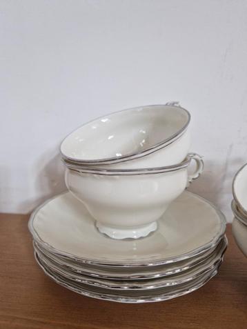 Vintage Kopjes en Schotels - Porselein beschikbaar voor biedingen