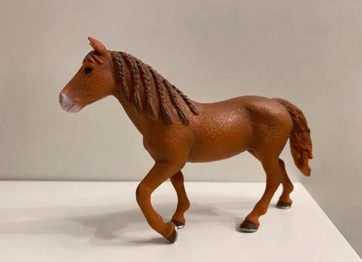 Schleich Morgan Merrie Vos Met Vlechten ~ 13870, Verzamelen, Dierenverzamelingen, Beeldje of Figuurtje, Paard, Ophalen of Verzenden