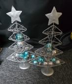 Zilverkleurige kerstboompje met balletjes en decoratie er in, Ophalen of Verzenden, Zo goed als nieuw
