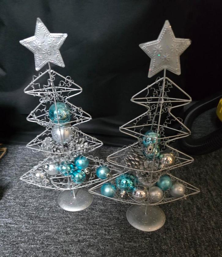Zilverkleurige kerstboompje met balletjes en decoratie er in, Diversen, Kerst, Zo goed als nieuw, Ophalen of Verzenden