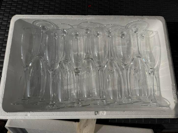 22 Champagne Glazen - Perfect voor Feest!, Huis en Inrichting, Keuken | Servies, Zo goed als nieuw, Glas of Glazen, Effen, Glas