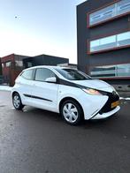 Toyota Aygo 1.0 12V Vvt-i X-play 5 Drs 2015 Wit, Auto's, Voorwielaandrijving, Stof, Zwart, 4 stoelen
