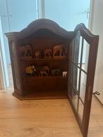 Oud antiek Mahonie kast met een olifanten collectie erin., Ophalen of Verzenden