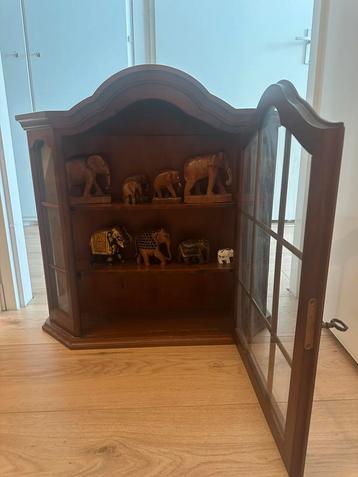 Oud antiek Mahonie kast met een olifanten collectie erin. beschikbaar voor biedingen